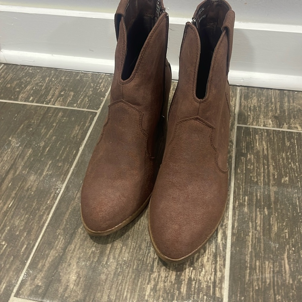 Brand new boots, very comfortable.